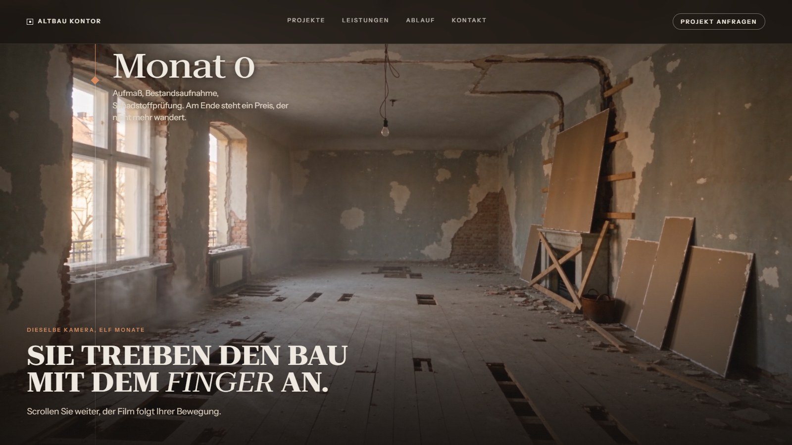 Der Bau-Film am Anfang: der entkernte Raum, darüber die Bauphase
